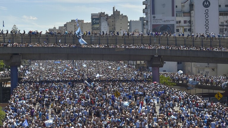 شاهد.. مشجعان يقفزان من الجسر على حافلة منتخب الأرجنتين المكشوفة!