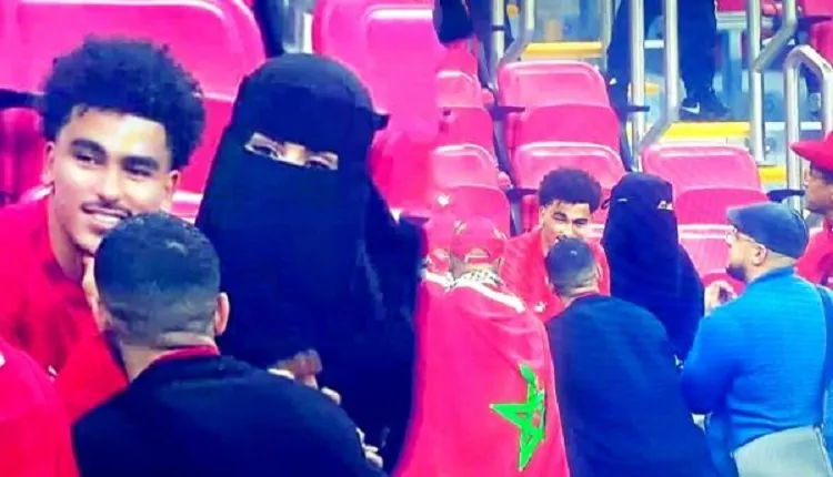 أبوخلال يكشف النقاب عن الفتاة التي ظهرت بجانبه في مباراة فرنسا – صورة
