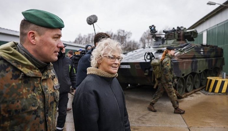 لهذا السبب.. وزيرة الدفاع الألمانية تعلن استقالتها
