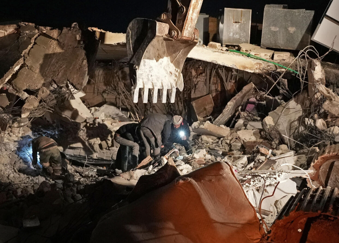 رضيعة سورية تولد بأعجوبة تحت ركام الزلزال (صور)