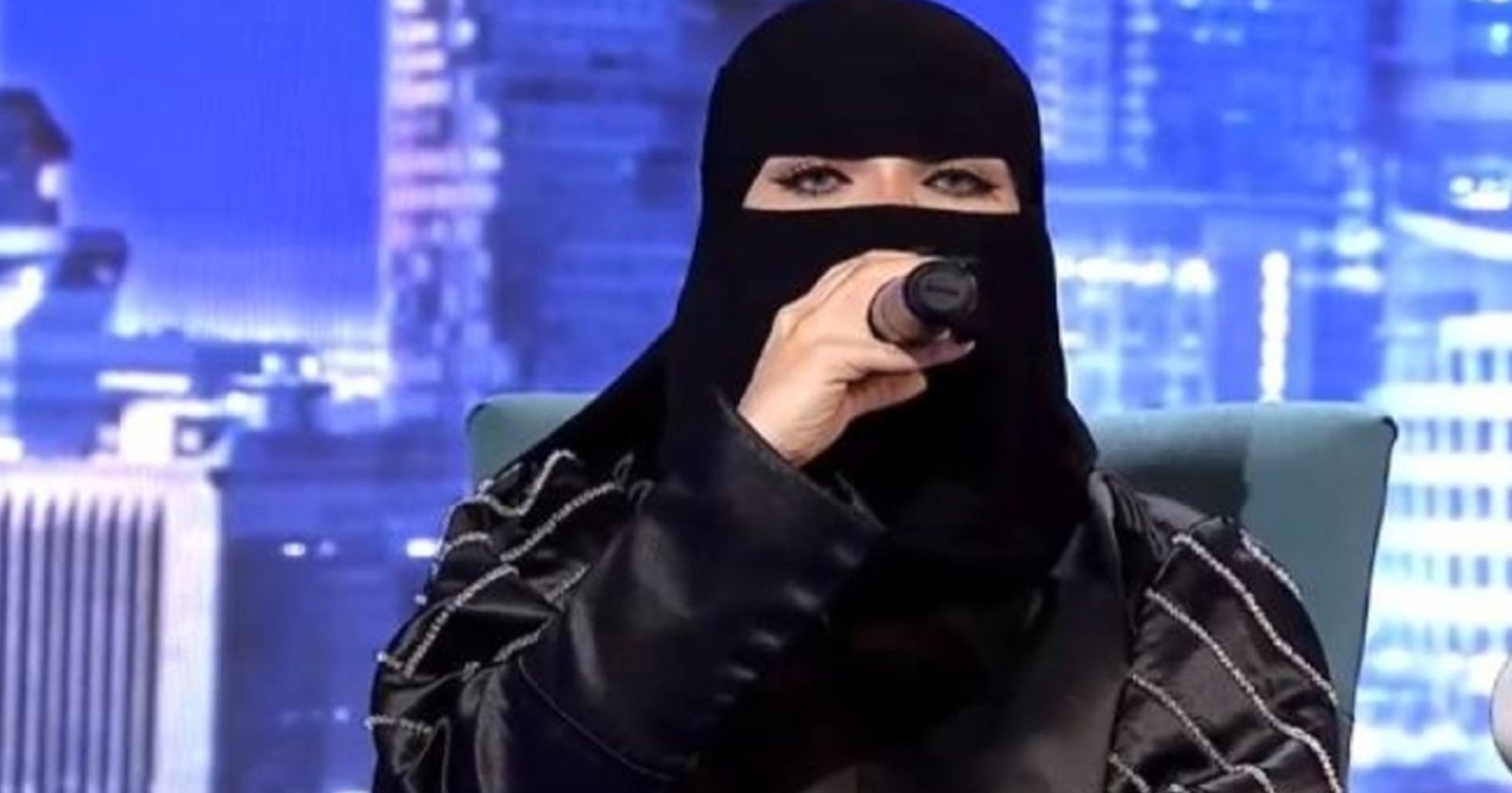 مطربة سعودية منتقبة تثير الجدل .. شاهد ما فعلته (فيديو)