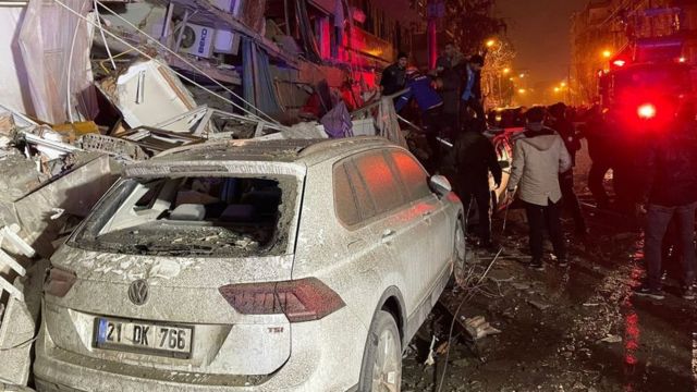 سقوط 521 قتيل في سوريا وتركيا جراء زلزال بقوة 7,8 درجات