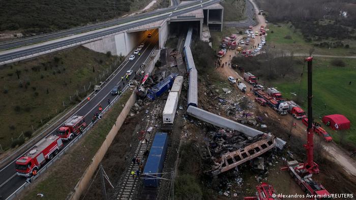 اليونان. عشرات الضحايا في حادث اصطدام بين قطارين
