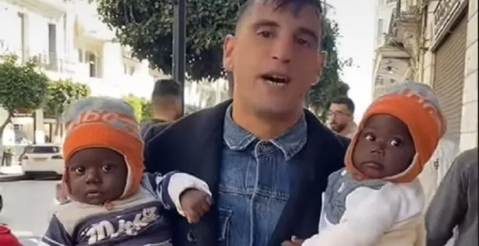 العنصرية المقيتة في الجزائر.. شاب يعرض طفلين أفارقة للبيع (فيديو)
