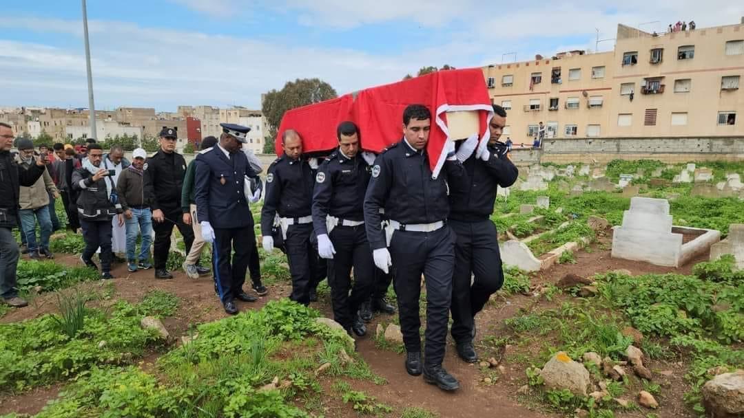 مو ما صبراتش. تشييع جنازة الشرطي المـ.ـغدور في مقبرة الزيتونة