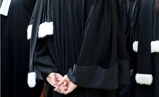 دعوات للمحامين بـ”احترام الهندام” في المحاكم