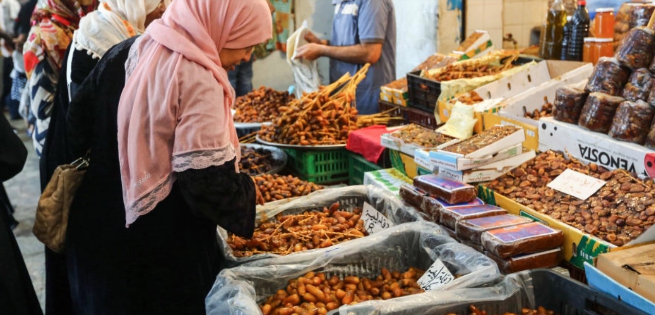 ليست جزائرية. حقائق مثيرة بشأن تمور دولة عربية في مائدة رمضان المغاربة