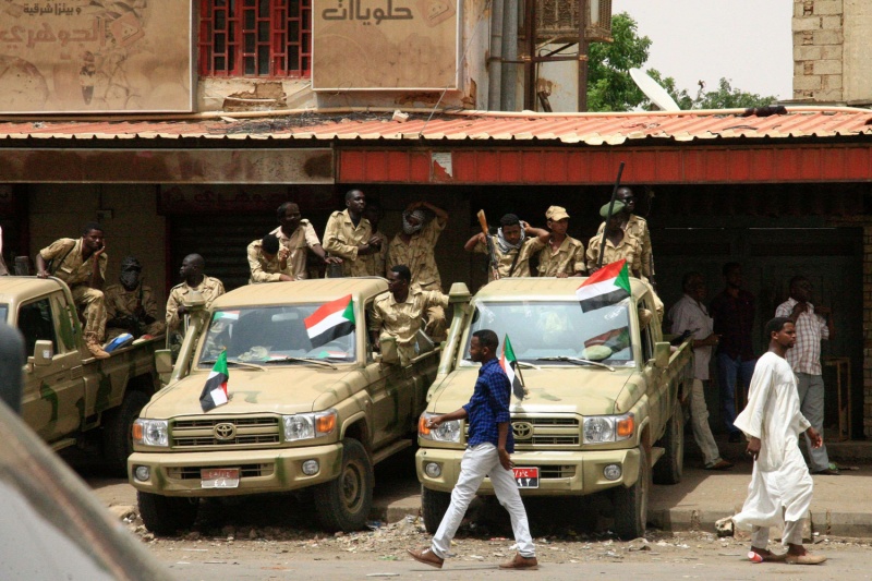 السودان. سفارة المغرب توصي الجالية بالحـ.ذر و عقيد يكشف تطورات الوضع