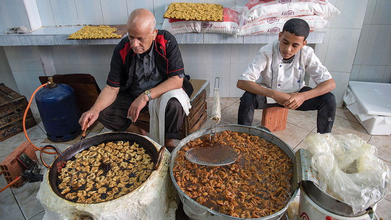 الحلوانيون المغاربة.. رجال الشباكية في رمضان
