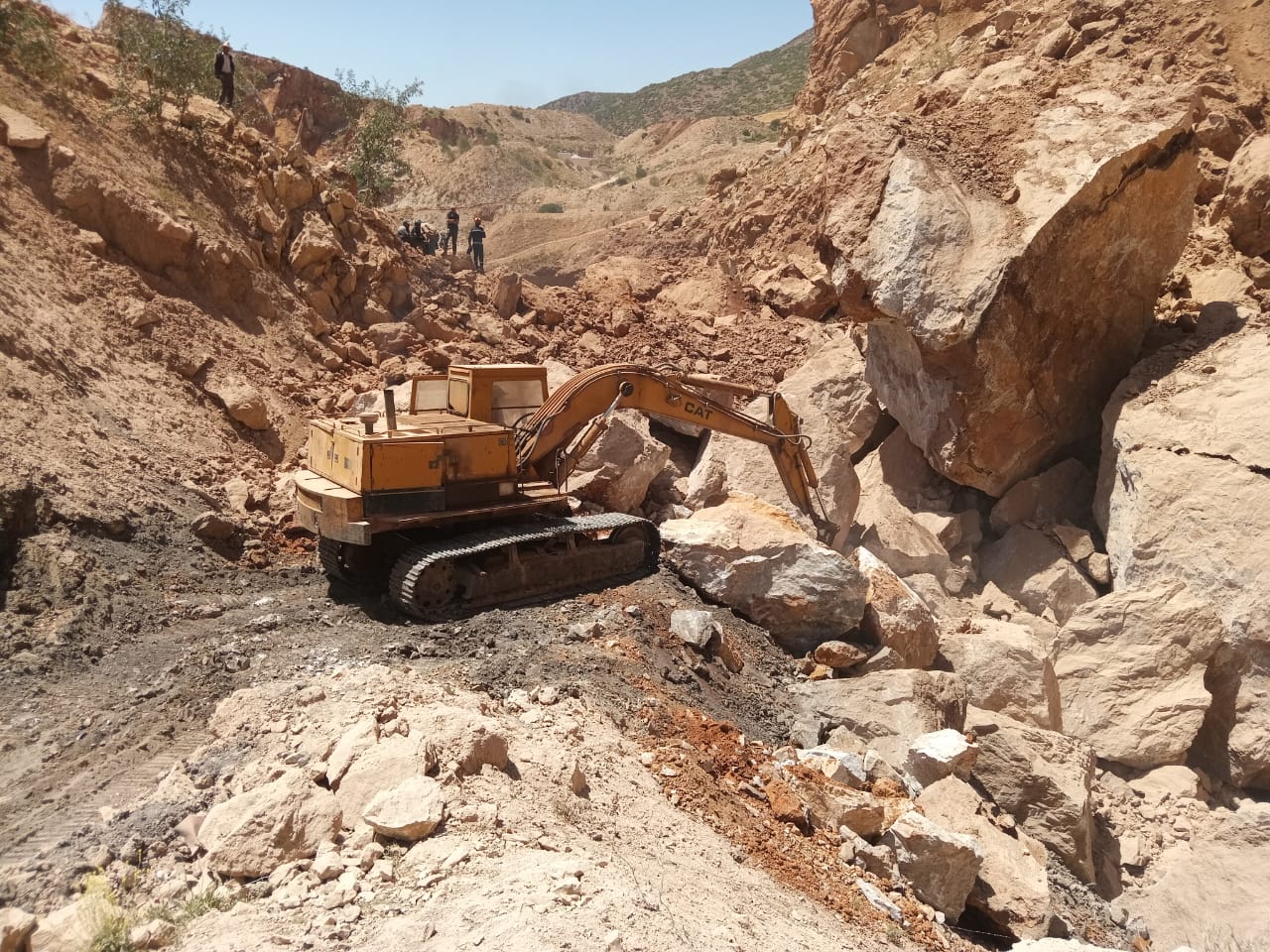 فاجـ،ـعة في إقليم خنيفرة .. انهيار مقلع للحجارة يؤدي لوفاة شخصين وإصابة آخرين