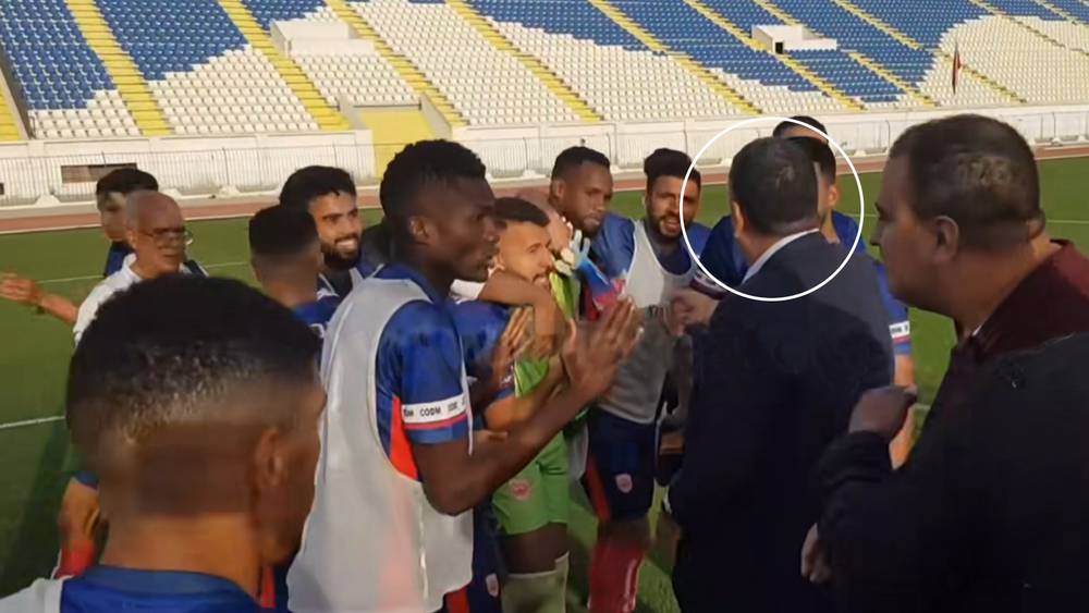 فضيحة .. رئيس الكوديم يتهم حارس مرماه بالتلاعب في مباراة الطاس (فيديو)