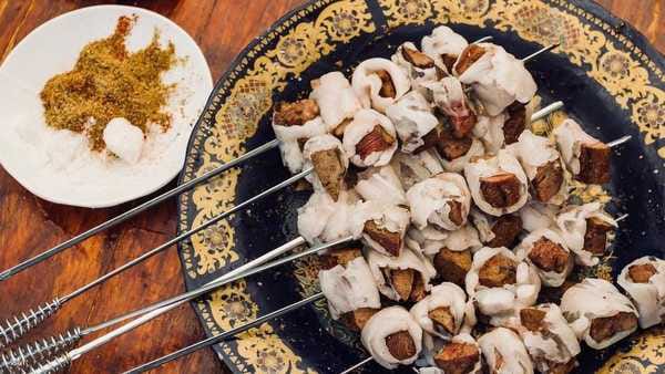 عيد الأضحى.. شواء “بولفاف” و”التقلية” و”لحم الراس” يوحد المغاربة