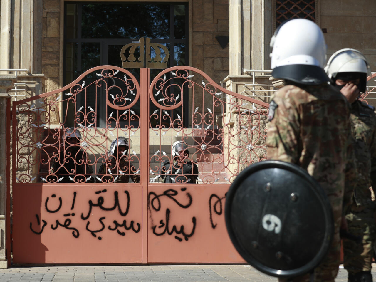 اقتحام مقر السفارة السويدية في بغداد احتجاجًا على حرق نسخة من القرآن الكريم (فيديو)