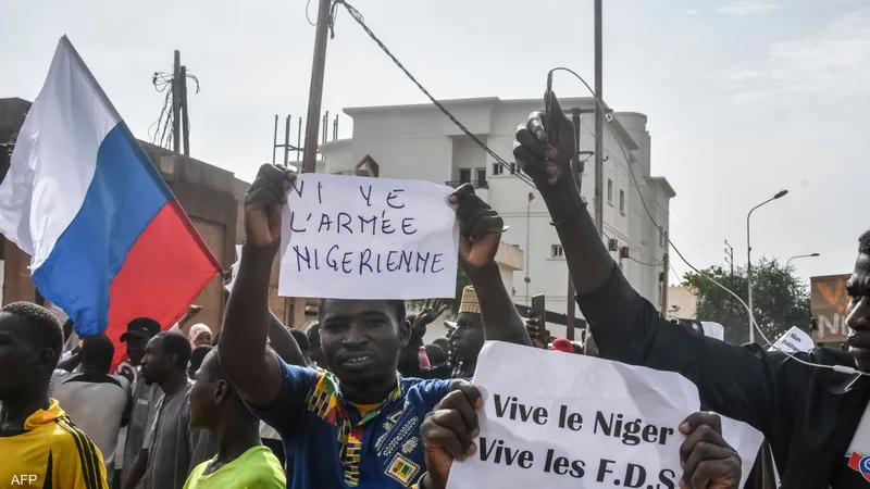 متظاهرون يرفعون شعارات مؤيدة لروسيا ويضرمون النار بسفارة فرنسا بالنيجر