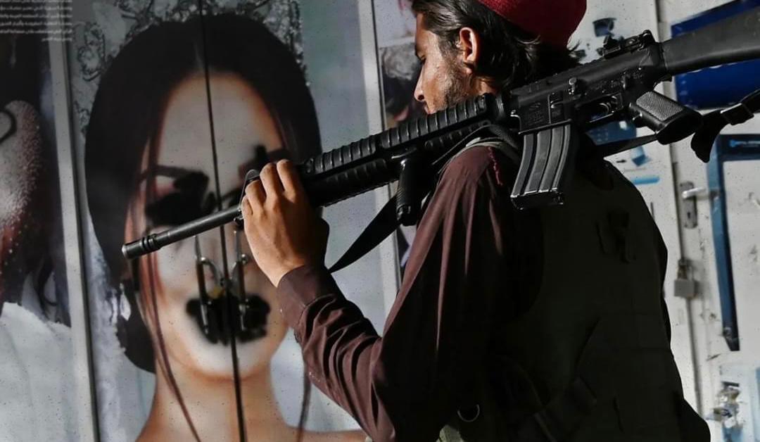 أفغانستان.. طالبان تأمر بإغلاق مراكز التجميل