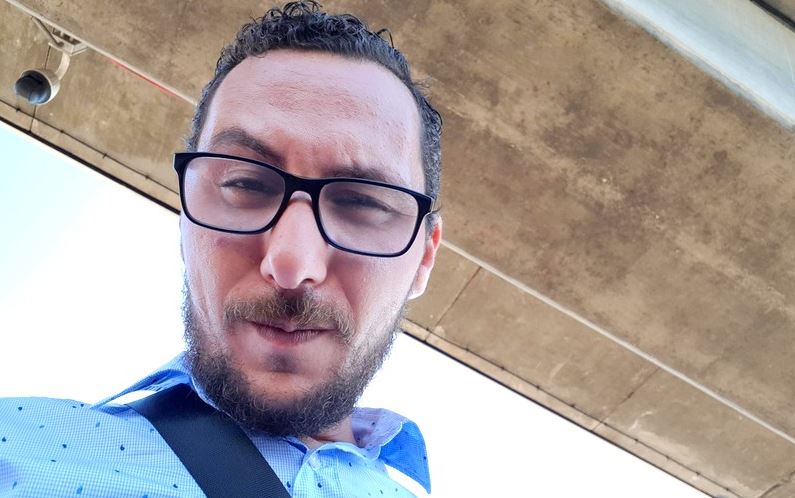 صامد غيلان يهز الرأي العام: توضيح قوي حول العلاقات الرضائية ومفهوم العلاقة مع الله