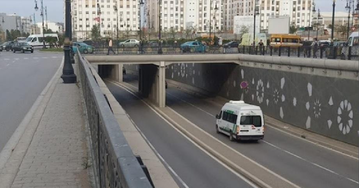 طنجة.. مضطرب عقليا يقتـ.ـل سائق سيارة بحجرة من أعلى قنطرة