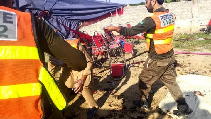 هجوم بعبوة ناسفة يُصرع 11 عاملاً في باكستان