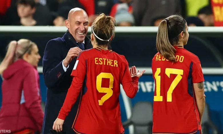 والدة رئيس الاتحاد الإسباني تُدعم إبنها بهذه الطريقة