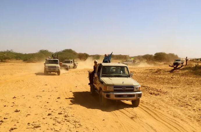 اشتباكات بين الجيش والحركات الأزوادية تهدد الشاحنات المغربية المتجهة إلى مالي