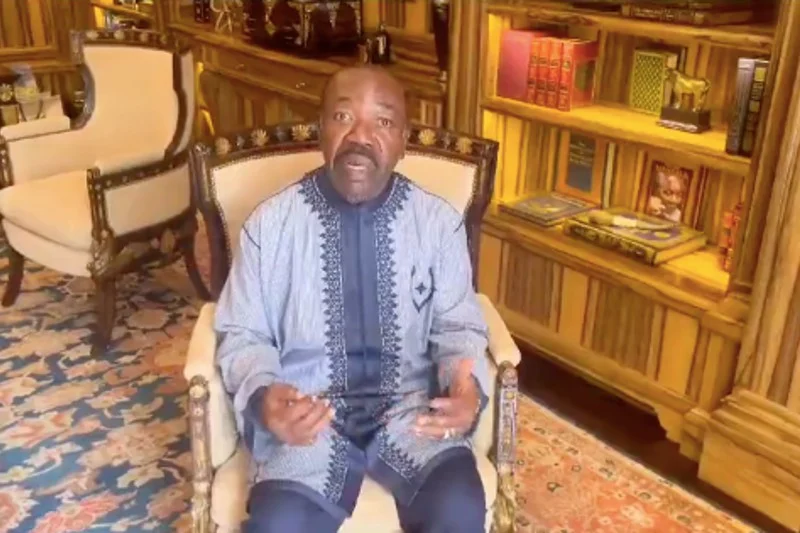 الرئيس الغابوني المحتجز يوجه رسالة إلى أصدقائه في أول ظهور له (فيديو)