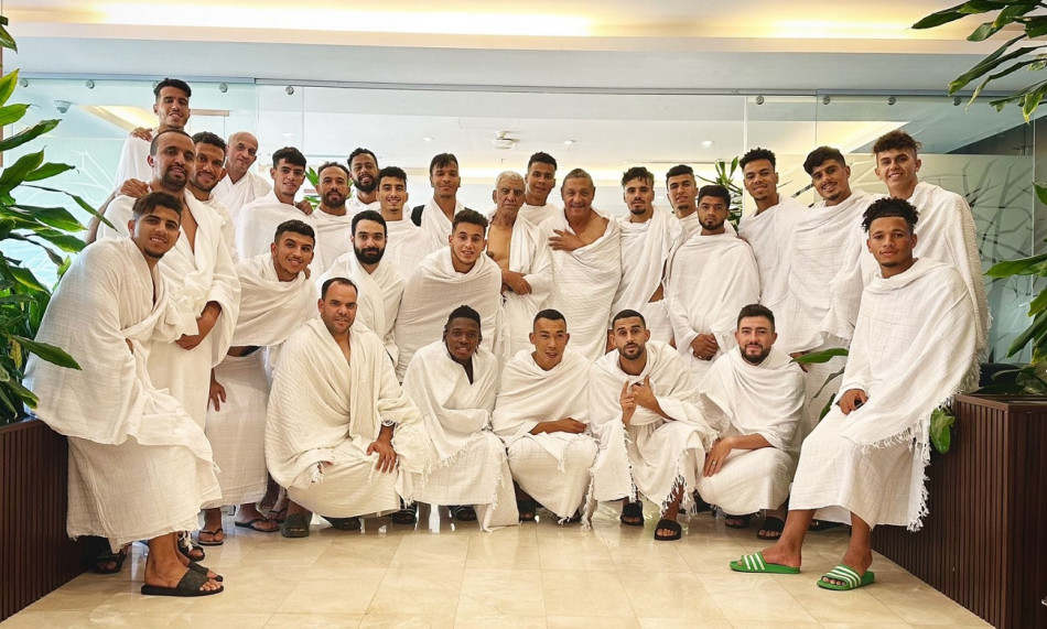 بعد الإقصاء من البطولة العربية.. بعثة الرجاء تؤدي مناسك العمرة