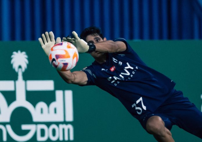 هكذا خلق ياسين بونو «أزمة» بين أكثر من ناد وحارس مرمى في الدوري السعودي