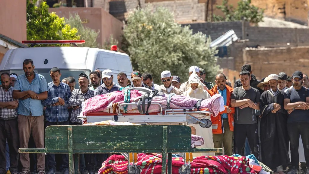 دموع ودعاء. المغاربة يؤدون صلاة الغائب ترحما على ضحايا زلز/ل الحوز