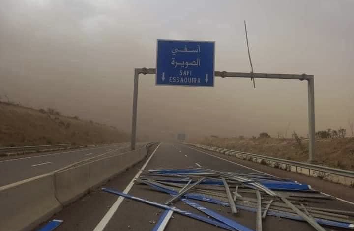 تنبيه. الرياح تربك حركة السير وتخلف حوادث بين مراكش و الدار البيضاء ( صور)