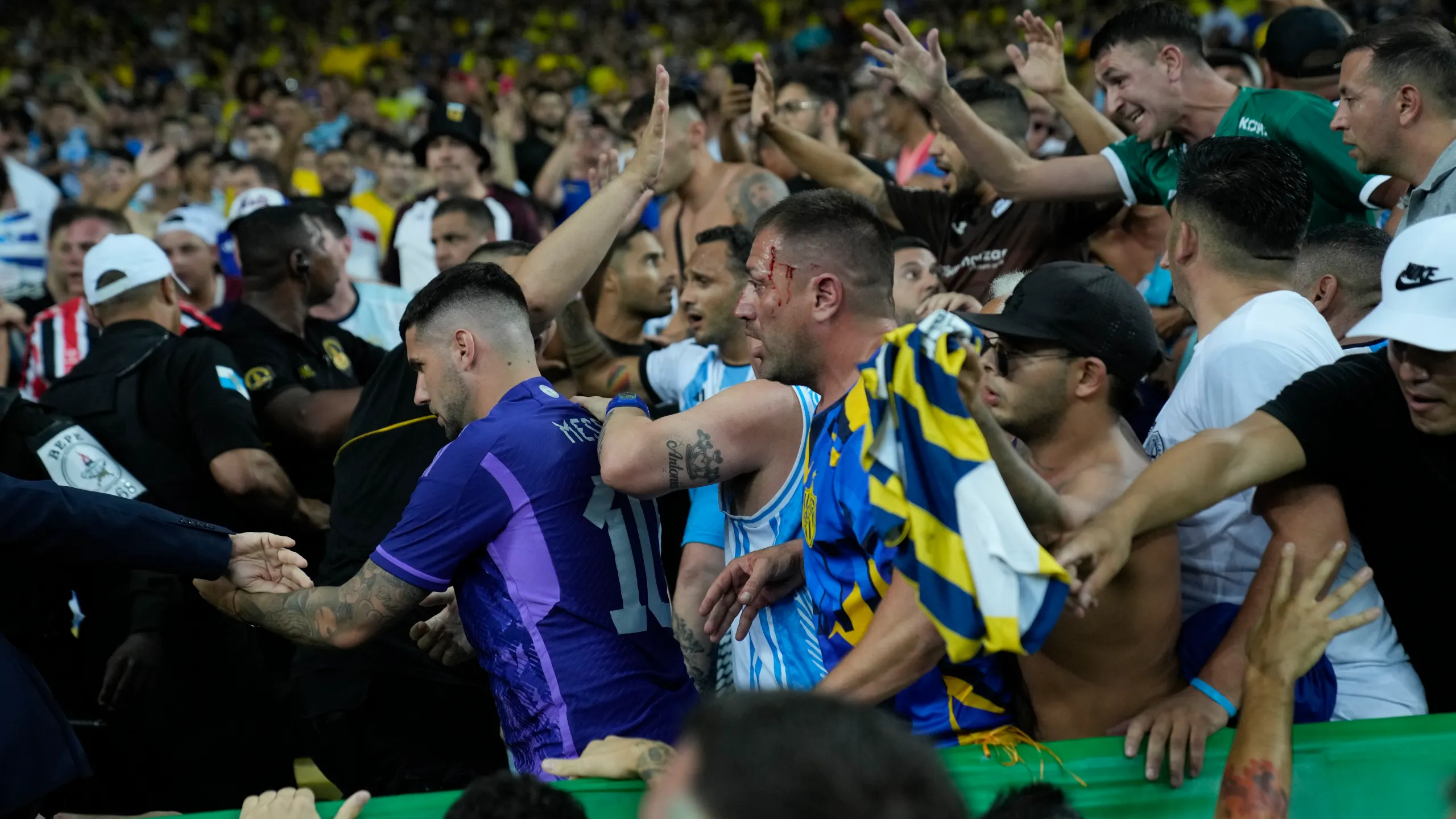 صدمة في ماراكانا: اشتباكات عنيفة تؤجل مواجهة الأرجنتين والبرازيل في تصفيات كأس العالم