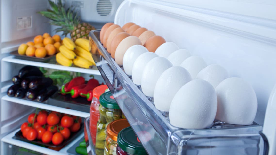 لا تضعوها في باب الثلاجة.. معلومات غير متوقعة عن حفظ البيض
