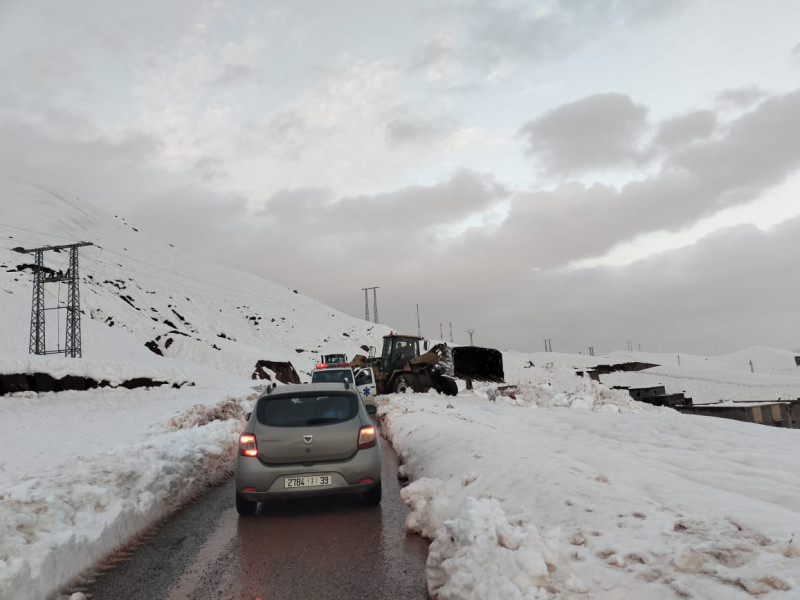 ردو البال.. “لوطوروت” تحذر مستعملي هذه الطريق بسبب الثلوج والرياح