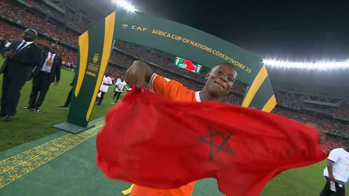العلم المغربي يزين احتفالات تتويج الكوت ديفوار ولقجع يتسلم راية البطولة