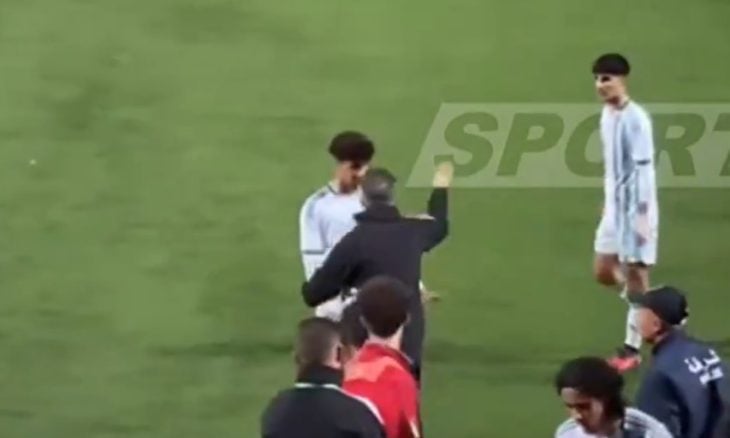 صـ.ـادم.. مدرب الجزائر يثير الجدل بصفعه لاعبيه خلال مباراة دولية(فيديو)