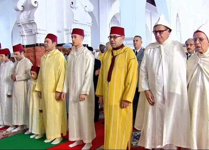 أمير المؤمنين يؤدي صلاة عيد الفطر بالمسجد المحمدي