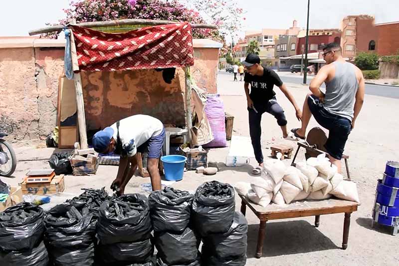 عيد الأضحى.. “بيع الفحم” و”تسنين السـ.ـكاكين” مهن موسمية تنعش جيوب الشباب