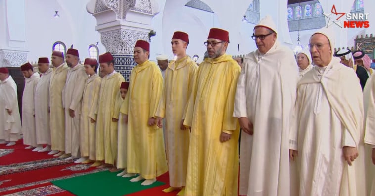 تطوان.. الملك يؤدي صلاة عيد الأضحى بمسجد الحسن الثاني ويتقبل التهاني