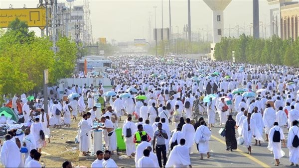 بالدموع.. حجاج يروون كيف توفي البعض جراء الحر أثناء أداء المناسك