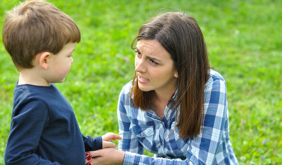 كيف تؤدّب طفلك بطريقة ذكية وصحيّة