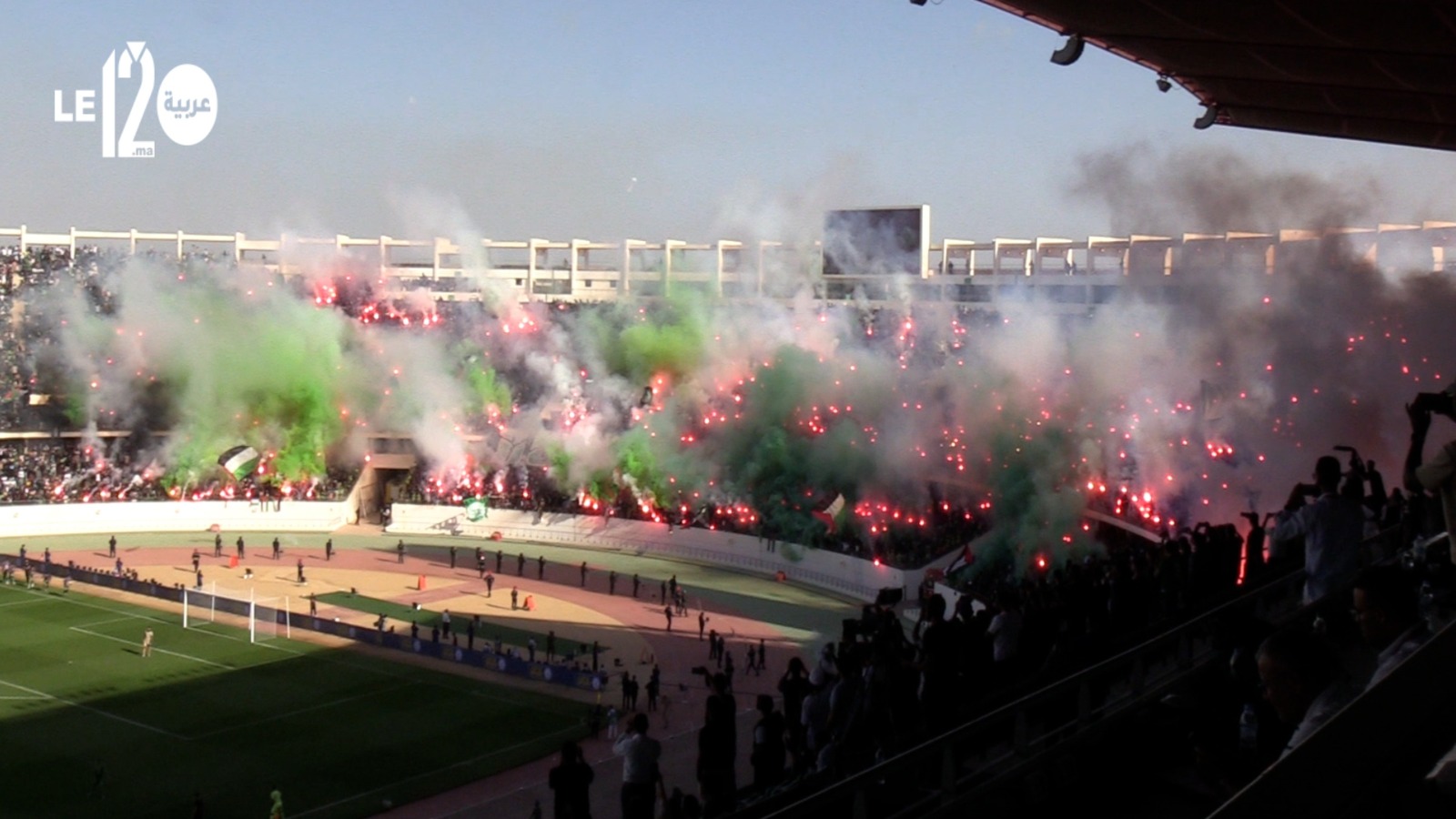 بـ”كراكاج” رهيب.. جماهير الرجاء الرياضي تشعل مدرجات ملعب أدرار بأكادير