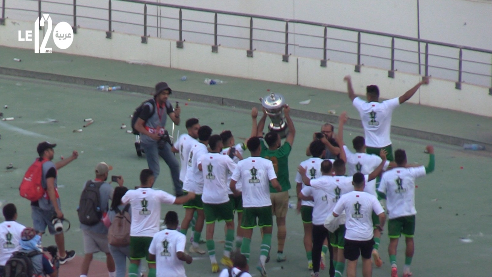 لاعبو الرجاء يشاركون احتفالات التتويج بكأس العرش مع جماهير الخضراء