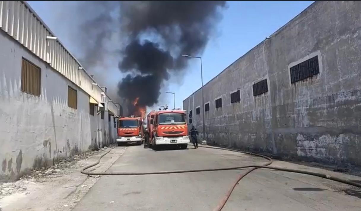 طنجة.. تصاعد أعمدة الدخان وألسنة النيران تعانق عنان السماء في مغوغة