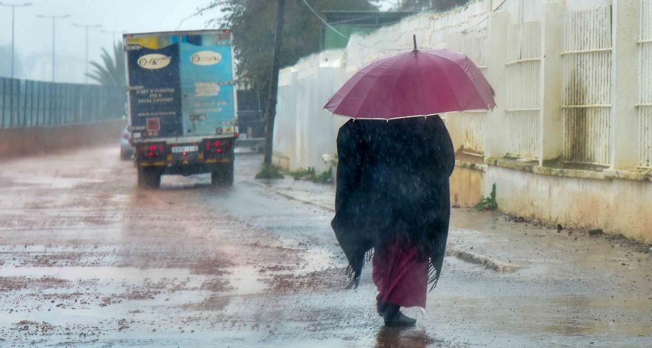 نشرة برتقالية.. زخات رعدية ورياح قوية و”التبروري” اليوم الاثنين