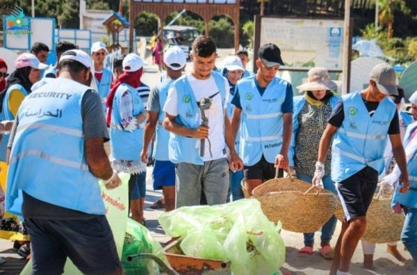 العيون.. حملة “بحر بلا بلاستيك” تحط الرحال بشاطئ فم الواد