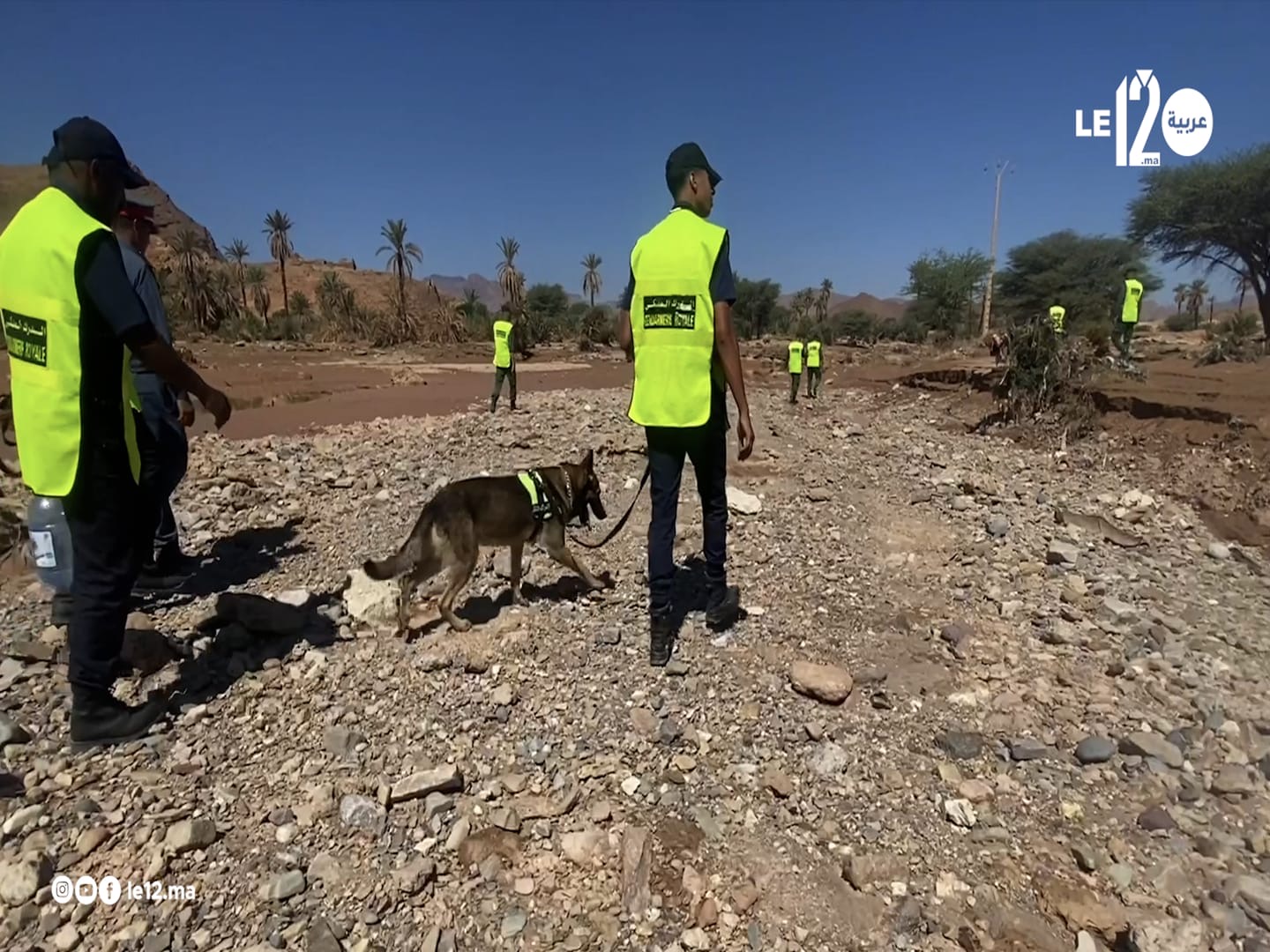 طاطا.. شاهد السلطات تواصل البحث عن جثث ضحايا الحافلة التي جرفتها السيول