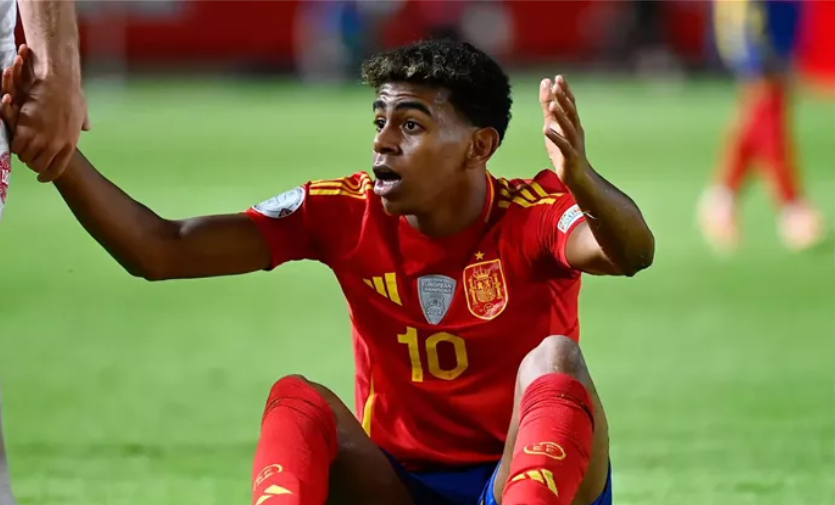 لامين جمال يترك معسكر إسبانيا