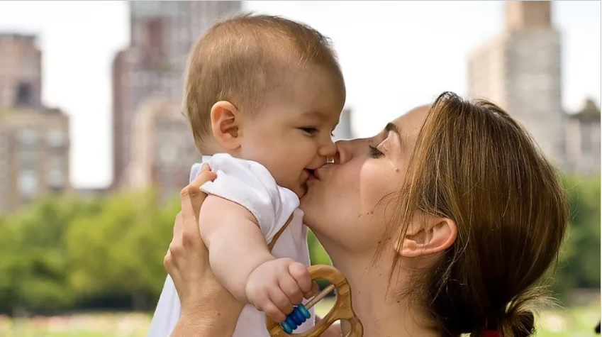 ردوا بالكم من مخاطر تقبيل الأطفال حديثي الولادة