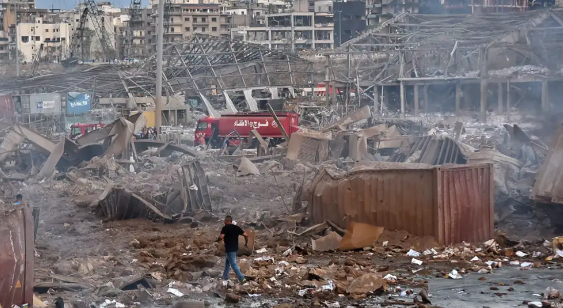 قاضي التحقيق في انفجار مرفأ بيروت يستدعي 10 أشخاص جدد