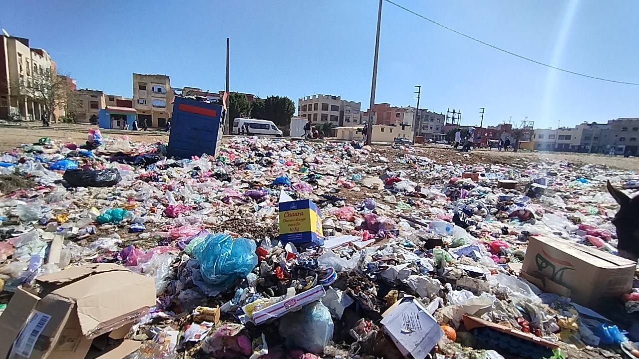 إضراب عمال شركة “أوزون” يُحول سيدي يحيى الغرب إلى مزبلة