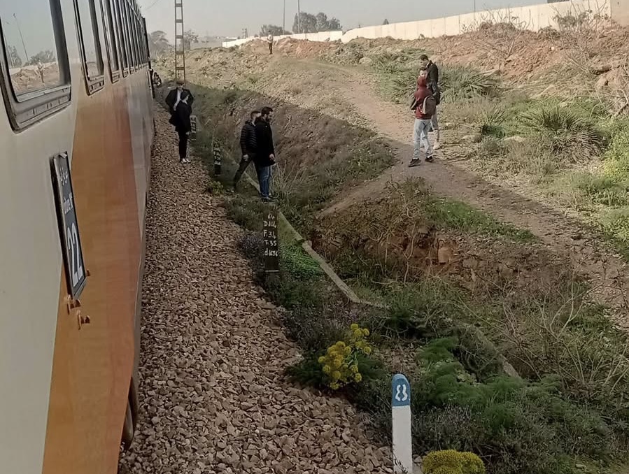 الدار البيضاء. مسافرون عالقون بمنطقة خلاء بين سيدي معروف وبوسكورة (صور)